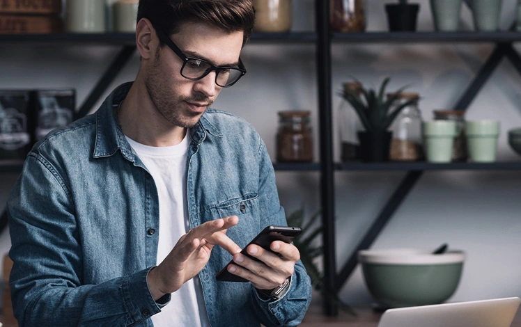 foto de um homem mexendo no celular