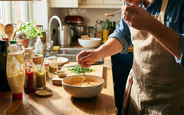 Alt text da imagem: Preparo de molho para hambúrguer caseiro com atenção aos erros comuns.