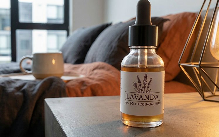 óleo essencial de lavanda no quarto criando ambiente relaxante para dormir