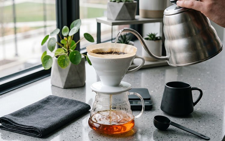 Coando café numa bancada