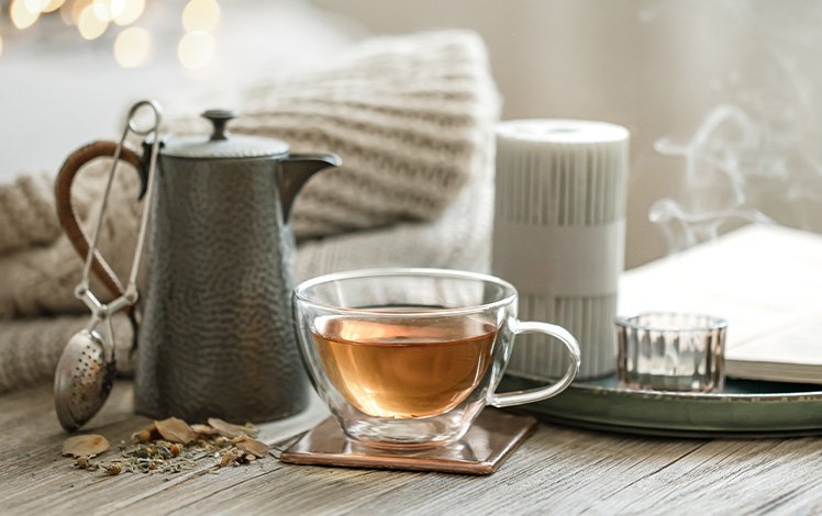 cha para dormir com ervas calmantes em ambiente noturno relaxante