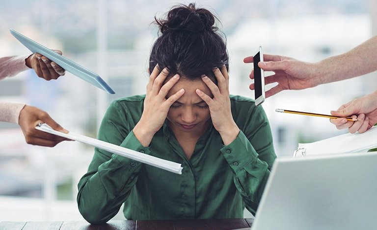 pessoa mentalmente cansada cercada por excesso de estímulos digitais