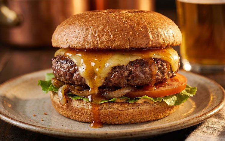 hambúrguer artesanal mostrando equilíbrio entre carne queijo e molho especial