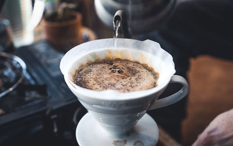 prepararando cafe coado em casa