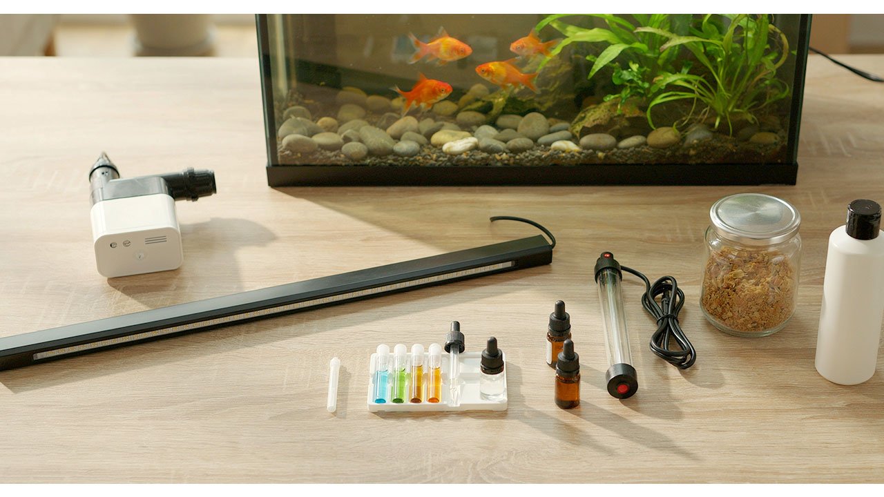 Equipamentos e produtos usados na manutenção mensal de um aquário