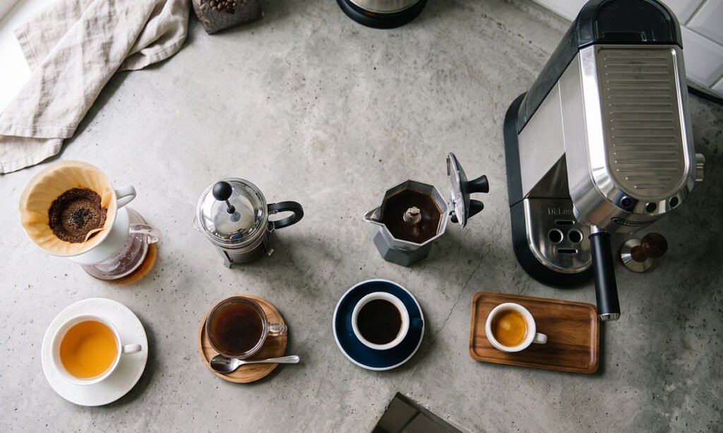 Xícaras de café preparadas por diferentes métodos comparadas lado a lado.