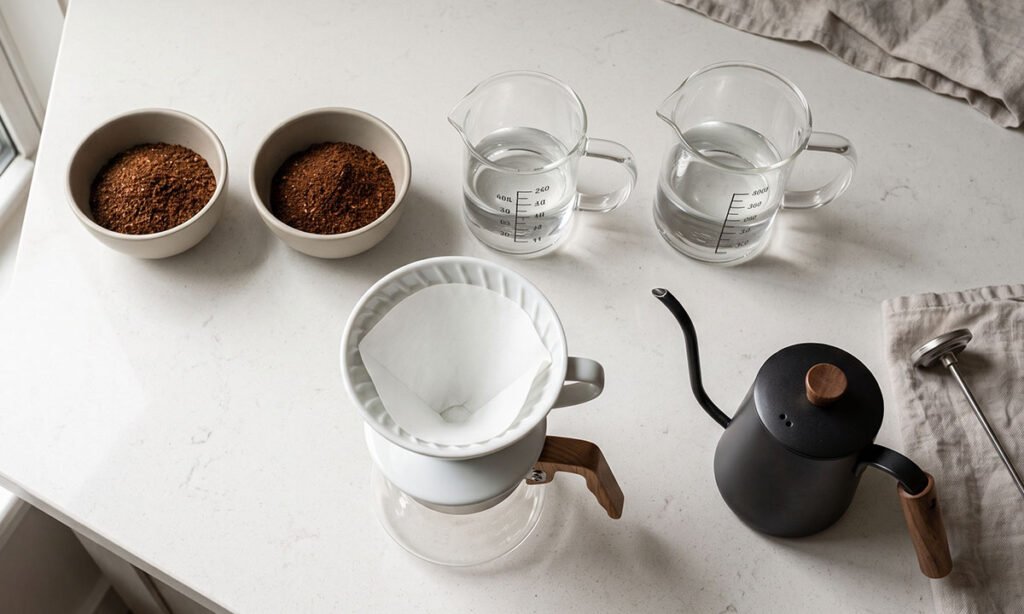 Diferentes proporções de café e água usadas para ajustar a intensidade da bebida.